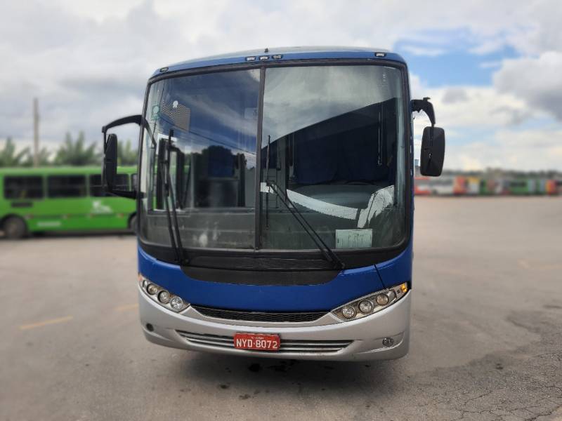 Ônibus Volvo B270 anunciado na vitrine da Novo Retiro